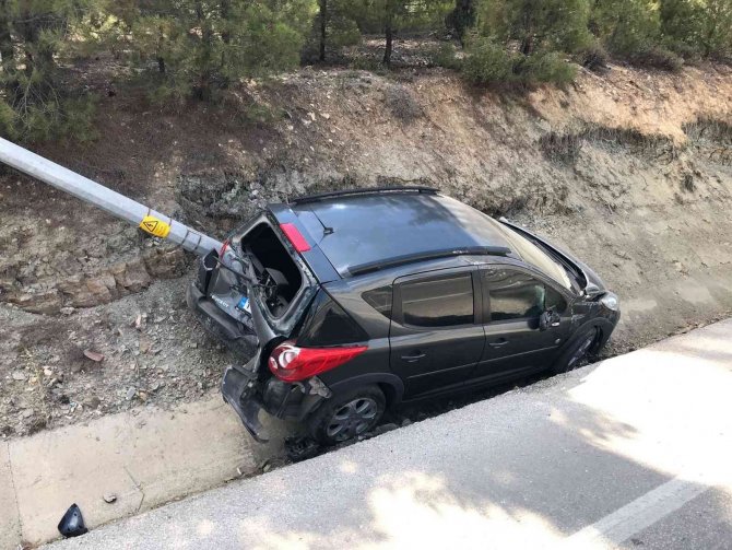 Kontrolde Çıkan Otomobil Aydınlatma Direğine Çarparak Durabildi