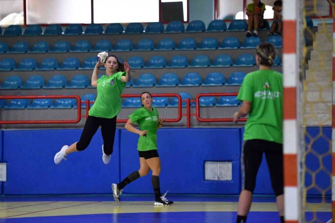 Mavi Kelebekler Parkeye İndi