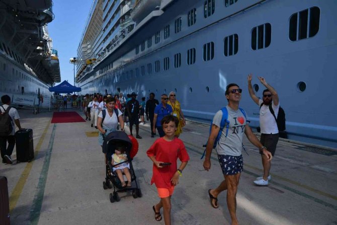 Kuşadası’na 3 Dev Gemi İle 8 Bin 270 Turist Geldi