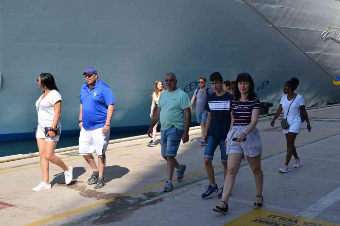 Kuşadası’na 3 Dev Gemi İle 8 Bin 270 Turist Geldi