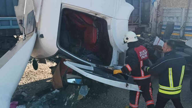 Yük Treni İle Tır Çarpıştı:1 Yaralı