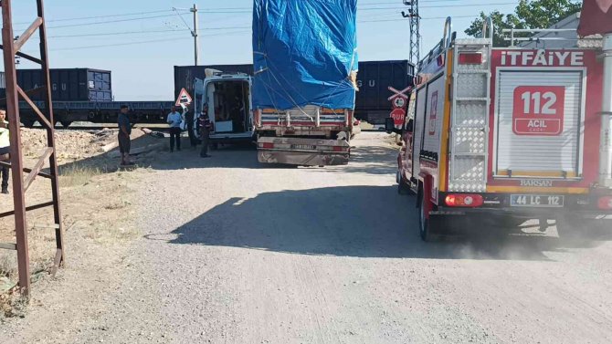 Yük Treni İle Tır Çarpıştı:1 Yaralı