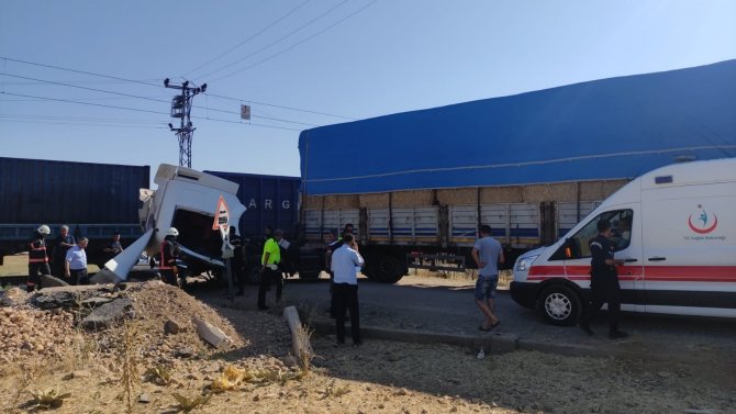 Yük Treni İle Tır Çarpıştı:1 Yaralı