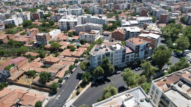 Akhisar’ın Yolları Büyükşehir Tarafından Asfaltlanıyor