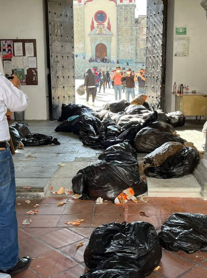 Meksika’da Eylem Yapan Temizlik İşçileri, Belediye Binasını Çöple Doldurdu