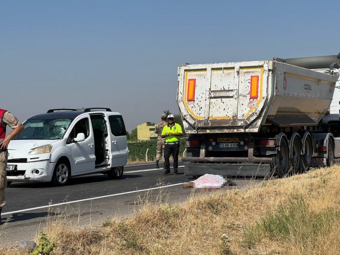Önce Ticari Aracın, Sonra Kamyonun Çarptığı Kişi Öldü