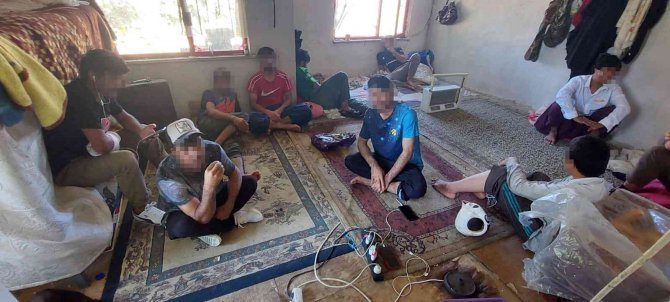Tekirdağ’da Zabıta Ve Polisten ‘Çekçek’ Operasyonu: 12 Kaçak Göçmen İçeride Gizlenirken Yakalandı