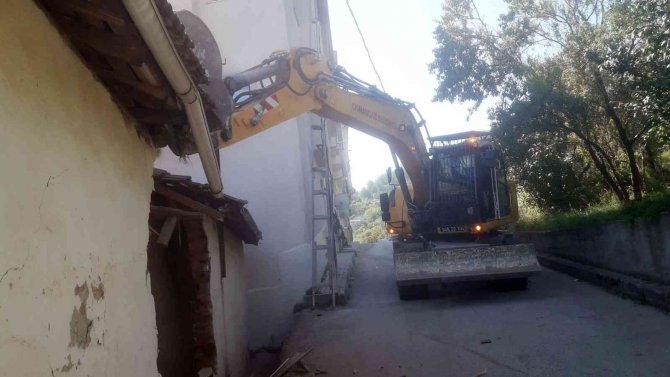 Osmangazi’de Metruk Binalar Huzur Ve Güvenlik İçin Yıkılıyor