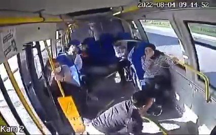 Pendik’te İ̇ett Otobüsünün Yolcu İndirmek İçin Duran Minibüse Çarptığı Anlar Kamerada