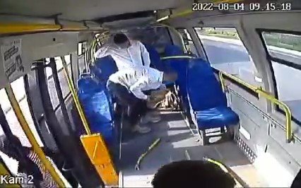 Pendik’te İ̇ett Otobüsünün Yolcu İndirmek İçin Duran Minibüse Çarptığı Anlar Kamerada