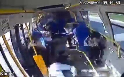 Pendik’te İ̇ett Otobüsünün Yolcu İndirmek İçin Duran Minibüse Çarptığı Anlar Kamerada