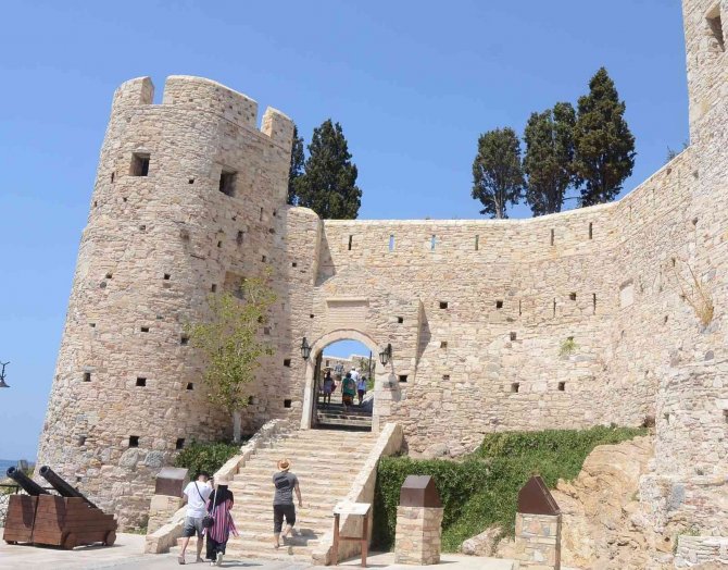 Kuşadası Güvercinada Kalesi’ni Üç Ayda 100 Bin Kişi Ziyaret Etti