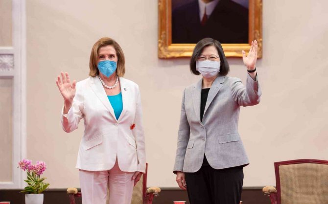 Tayvan Liderinden Pelosi’ye Şeref Madalyası
