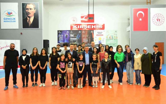 Vali Buhara, Gençlik Merkezinde Gençlerle Sohbet Etti