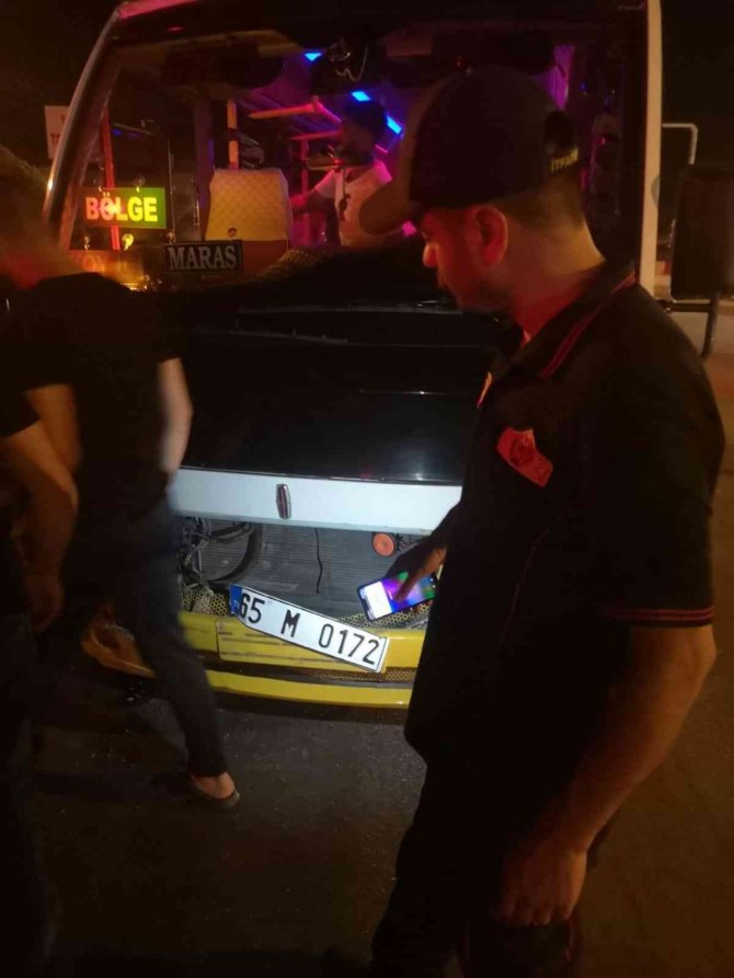Kamyonetle Minibüs Çarpıştı: 4 Yaralı