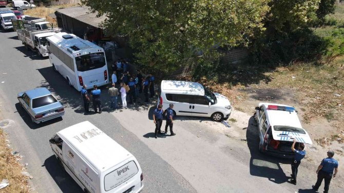 Tekirdağ’da Zabıta Ve Polisten ‘Çekçek’ Operasyonu: 12 Kaçak Göçmen İçeride Gizlenirken Yakalandı