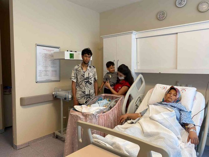 Afgan Kadın, Nehrin Ortasında Ölümün Kıyısında Bota Tutunarak Doğum Yaptı
