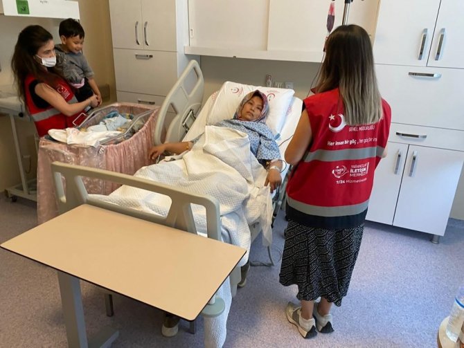 Afgan Kadın, Nehrin Ortasında Ölümün Kıyısında Bota Tutunarak Doğum Yaptı