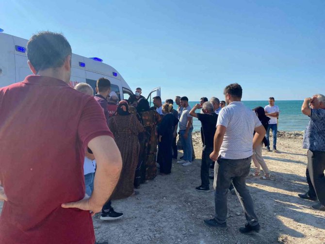Denize Giren 2 Genç Boğulma Tehlikesi Geçirdi
