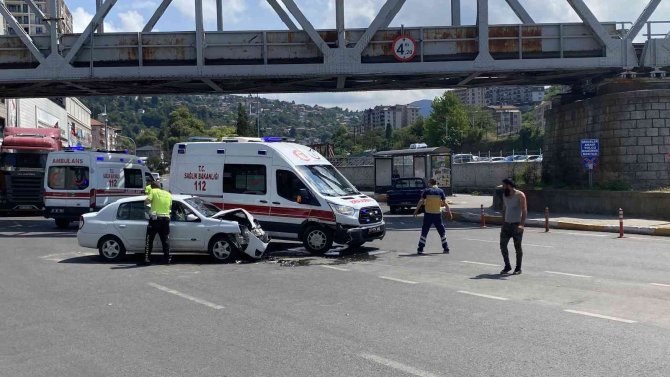 Otomobil İle Ambulans Çarpıştı: 3 Yaralı