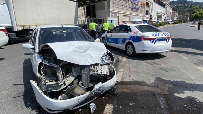 Otomobil İle Ambulans Çarpıştı: 3 Yaralı