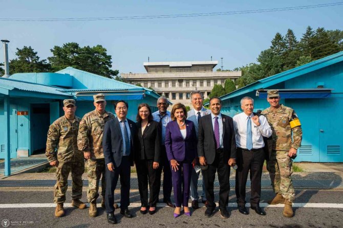 Abd Temsilciler Meclisi Başkanı Pelosi, Güney Kore-kuzey Kore Sınırını Ziyaret Etti