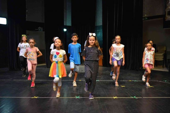 Yıldırım Erguvan Halk Oyunları Kursuna Yoğun İlgi