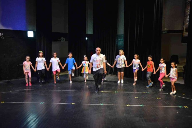 Yıldırım Erguvan Halk Oyunları Kursuna Yoğun İlgi