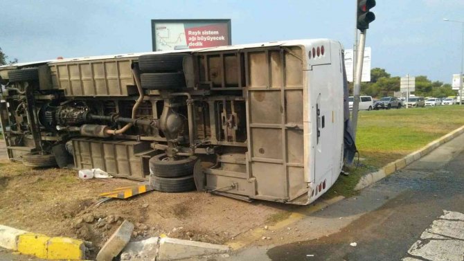 Antalya’da Servis Midibüsü Devrildi: 6 Yaralı