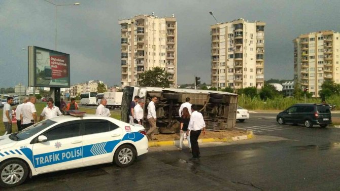 Antalya’da Servis Midibüsü Devrildi: 6 Yaralı