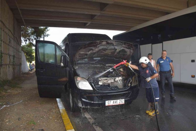 Antalya’da Turistleri Taşıyan Minibüs Alev Aldı