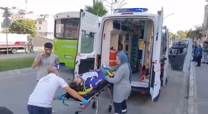 Yola Çıkan Yayaya Çarpmamak İsterken Park Halindeki Araca Girdi