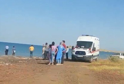 Can Simidi İle Van Gölü’nde Sürüklenen Çocuğu Jandarma Kurtardı