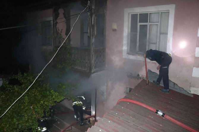 Bolu’da, 2 Katlı Tarihi Ahşap Ev Yangında Hasar Gördü