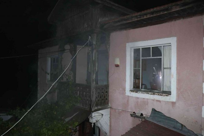 Bolu’da, 2 Katlı Tarihi Ahşap Ev Yangında Hasar Gördü