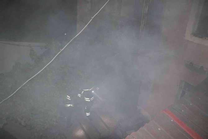 Bolu’da, 2 Katlı Tarihi Ahşap Ev Yangında Hasar Gördü