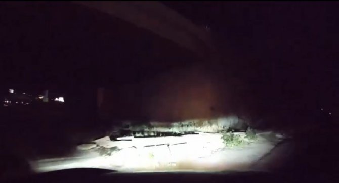 Viraja Hızlı Giren Otomobil Köprü Duvarına Çarptı