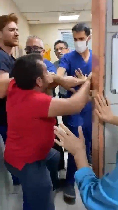 Maske Takmadı Hastaneyi Birbirine Kattı