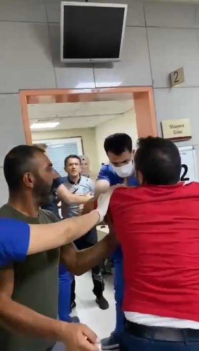Maske Takmadı Hastaneyi Birbirine Kattı