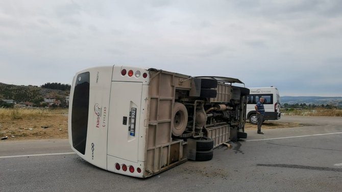 İ̇negöl’de Kontrolden Çıkan Servis Otobüsü Devrildi
