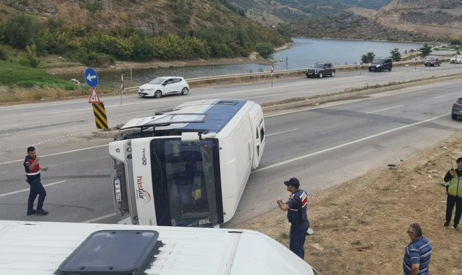 İ̇negöl’de Kontrolden Çıkan Servis Otobüsü Devrildi