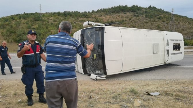 İ̇negöl’de Kontrolden Çıkan Servis Otobüsü Devrildi