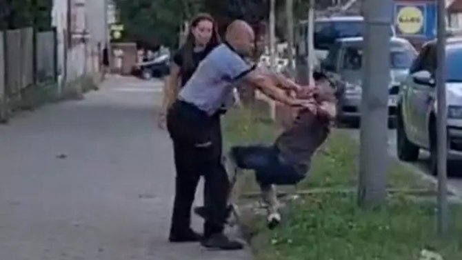 Çekya’da Karakolun Ziline Basan Kişi Polis Tarafından Darp Edildi
