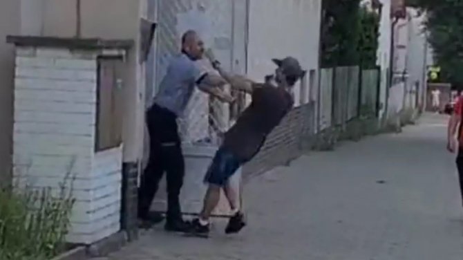 Çekya’da Karakolun Ziline Basan Kişi Polis Tarafından Darp Edildi