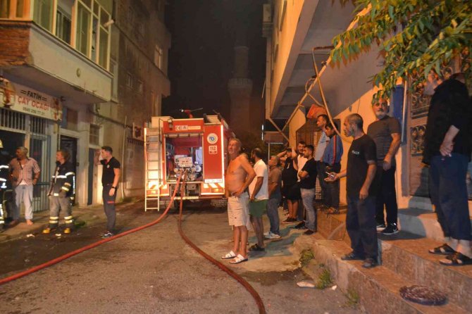 Çorlu’da Gece Yarısı Korkutan Yangın: Mahalleli Sokağa Döküldü
