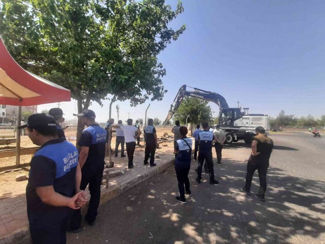 Bağlar’da Kaçak Hayvan Pazarı İş Makineleriyle Yıkıldı