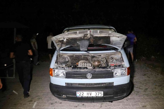 Araba Motorunda 5 Yavru Doğurup Sıkıştı