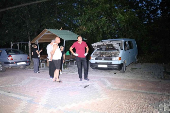 Araba Motorunda 5 Yavru Doğurup Sıkıştı