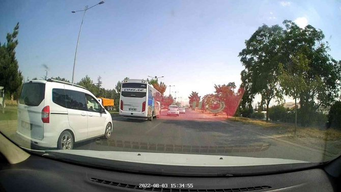 Elazığ’da Makas Atarak İlerledi, Trafiği Tehlikeye Soktu