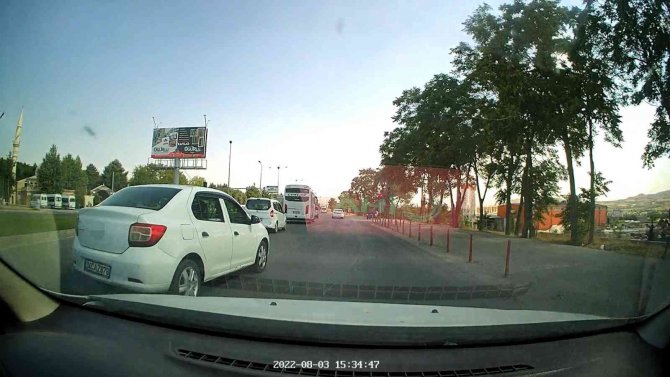 Elazığ’da Makas Atarak İlerledi, Trafiği Tehlikeye Soktu